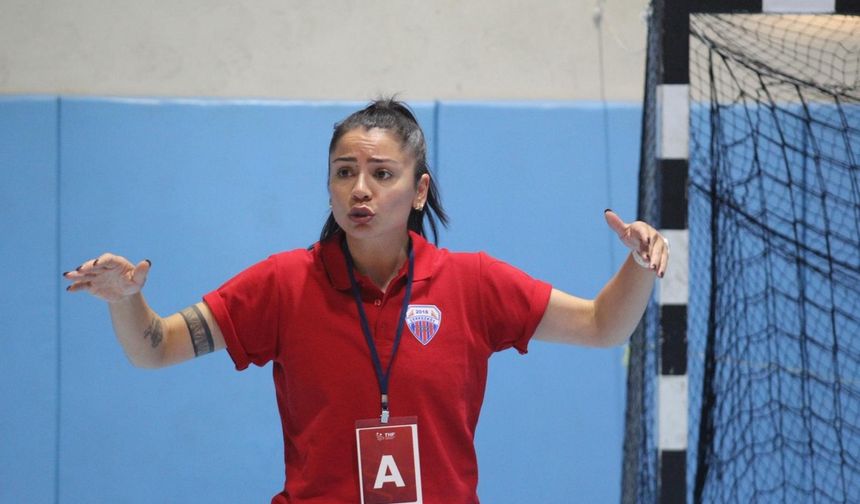 Trabzonlu kadın hentbolcu, işitme engelli sporcuların antrenörlüğünü yapıyor