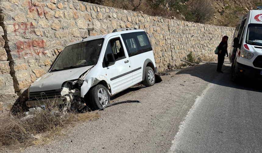 Çorum'da istinat duvarına çarpan hafif ticari araçtaki 2 kişi yaralandı