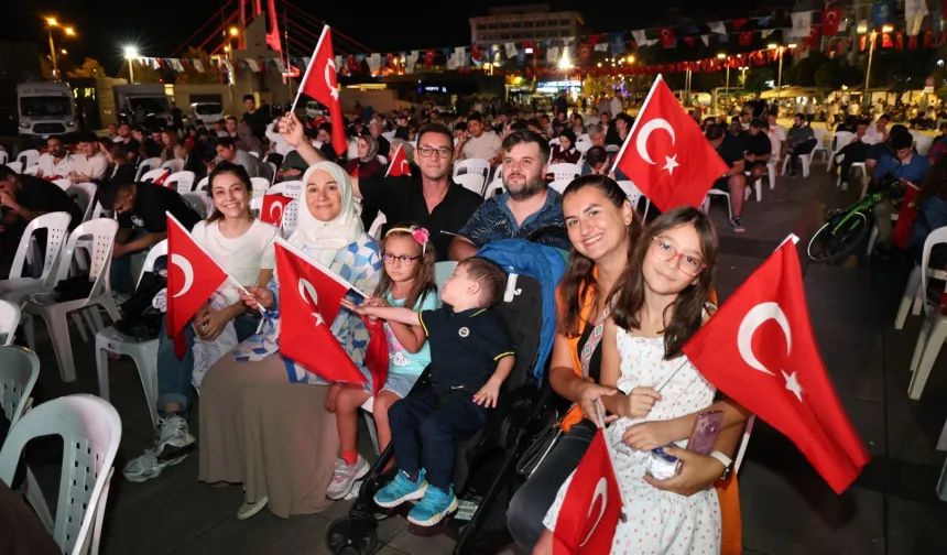 Kocaelililer, mili coşkuyu dev ekranda yaşadı
