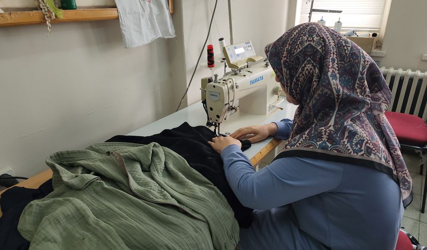 Amasya'da kadınlar Filistinliler için battaniye ve kışlık kıyafet üretiyor