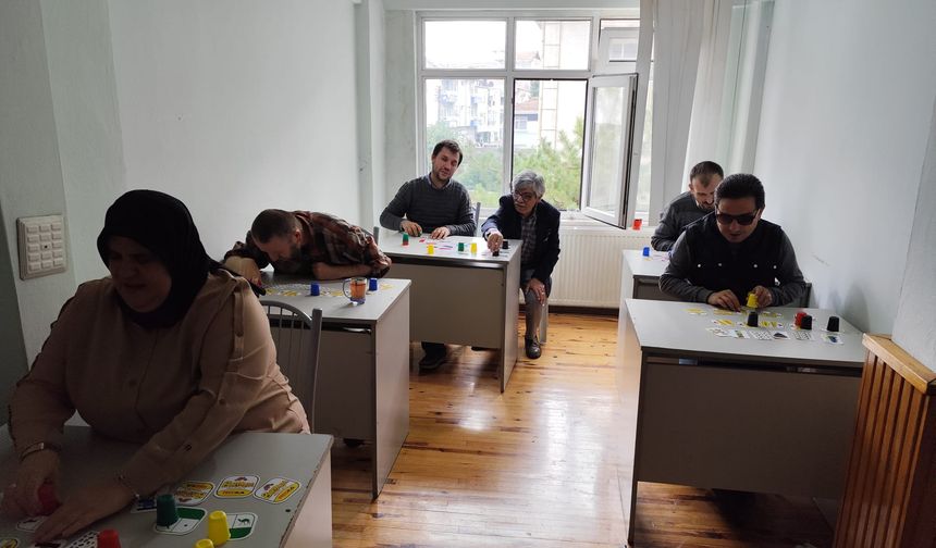 Bafra'da görme engelliler için akıl ve zeka oyunları kursu açıldı