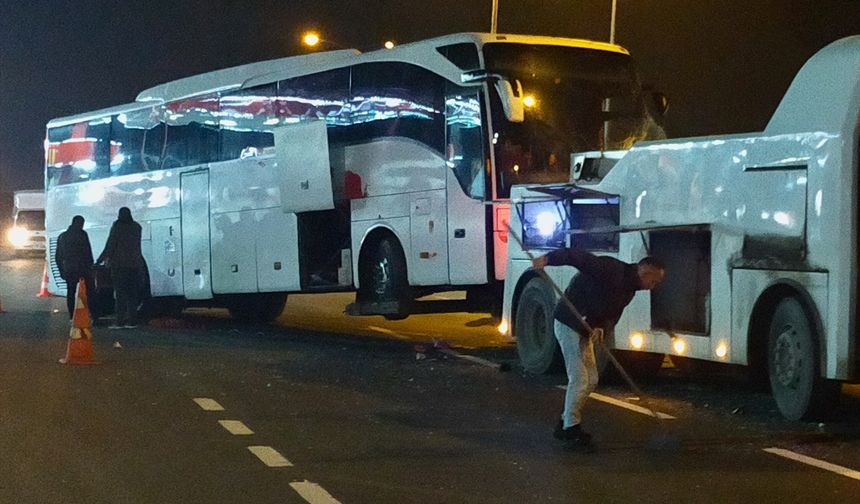 Bolu Dağı'nda tır ile otobüsün çarpıştığı kaza ulaşımı aksattı