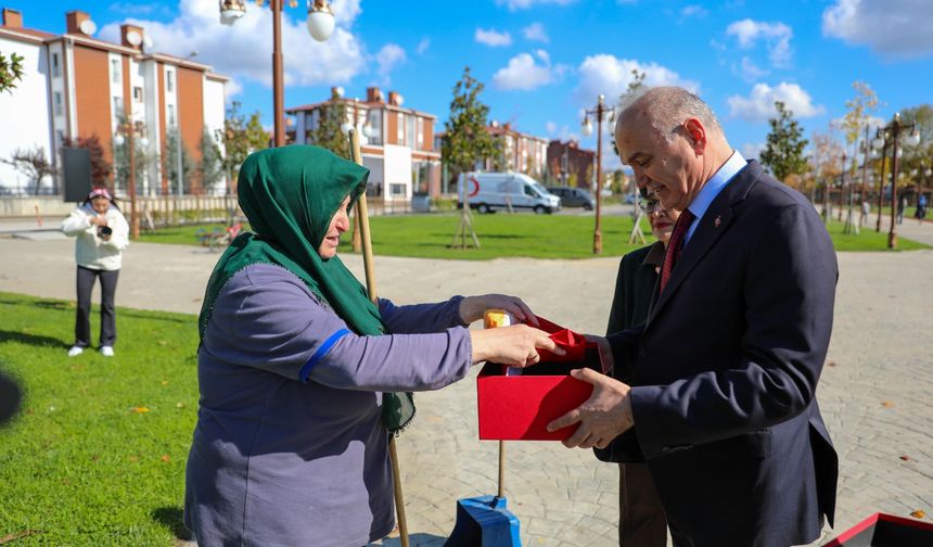 Düzce Belediye Başkanı Özlü, temizlik işçisinin bayrak hassasiyetine duyarsız kalmadı