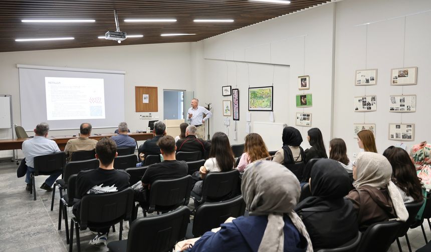 Düzce Üniversitesinde 'Bağ, Bahçe, Çiçek Konferansı' düzenlendi
