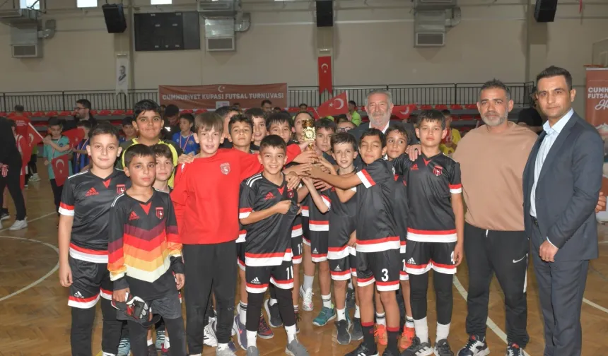 İzmir Çiğli'de Cumhuriyet coşkusu Futsal sahasında zirveye taşındı