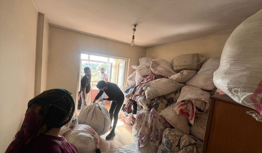 Karabük'te bir evden kamyon dolusu çöp çıktı