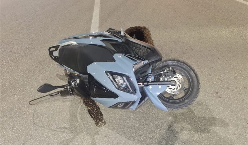 Karabük'te otomobilin kırmızı ışıkta bekleyen motosikletliye çarpması kamerada