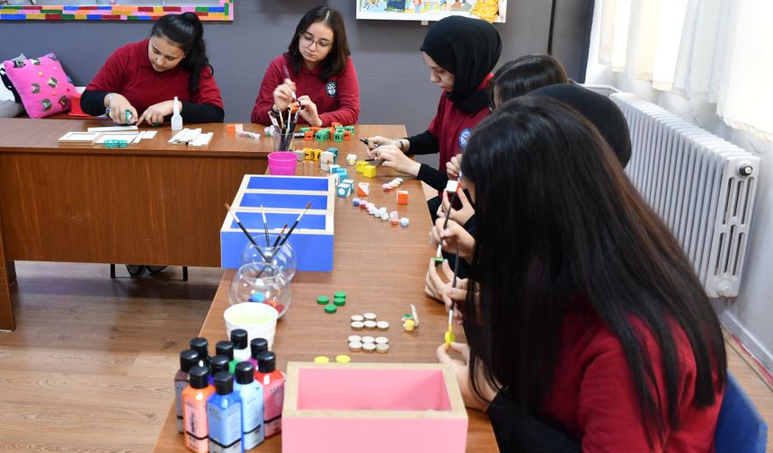 Liseliler, minik öğrencilerin gelişimini destekleyen eğitici oyun kutusu tasarladı