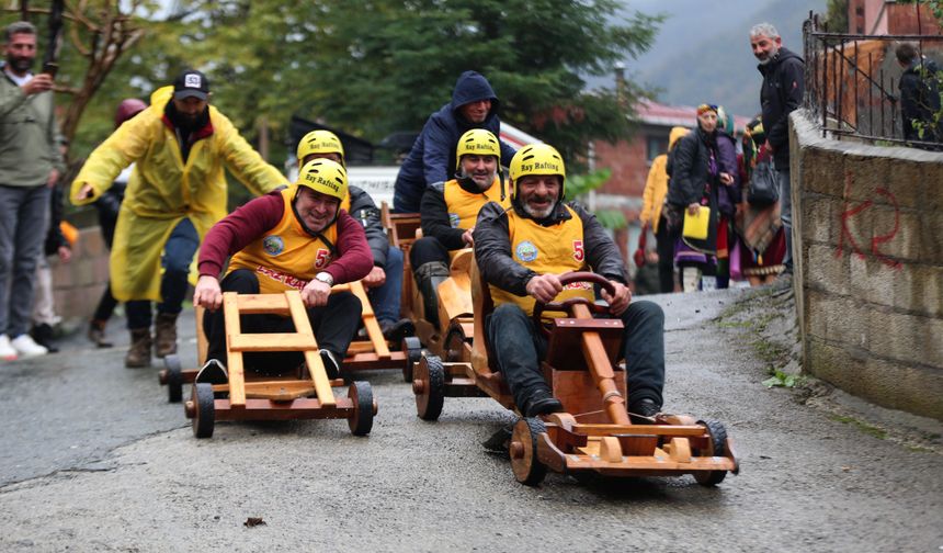 Rize'de tahta arabalar yağmura rağmen 'Laz Ralli'de yarıştı