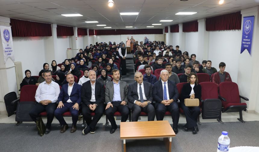 Talim Terbiye Kurulu Üyesi Öztürk, lise öğrencileriyle bir araya geldi