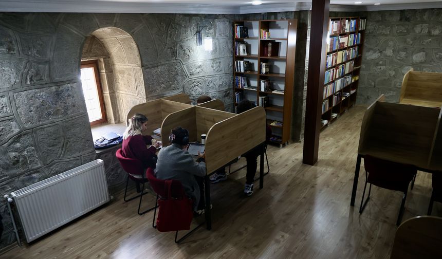 Tarihi Zağnos Burcu'ndaki kütüphane 29 yıldır sessiz ortamıyla öğrencileri ağırlıyor