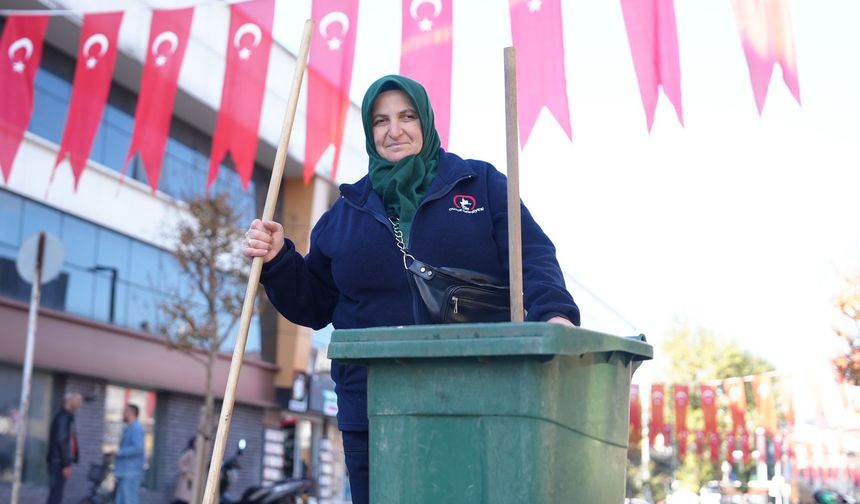 Temizlik işçisi sosyal deneydeki bayrak hassasiyetiyle gönüllere dokundu