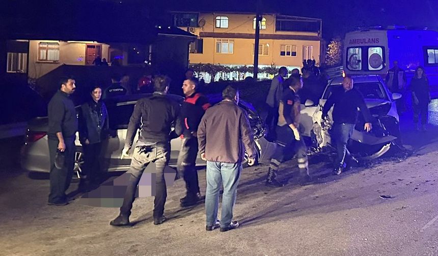 Düzce'de iki otomobilin çarpışması sonucu 7 kişi yaralandı