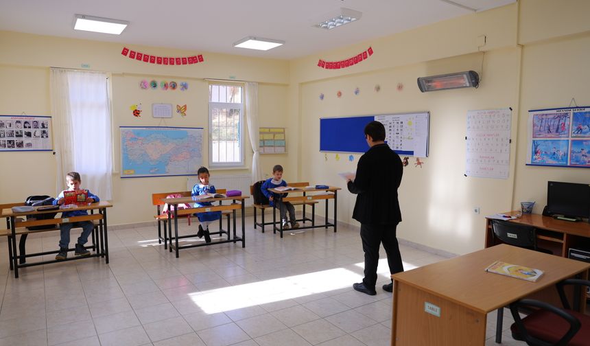 Müdürü olduğu dağ köyündeki okulda 3 öğrencisinin eğitimi için çaba gösteriyor