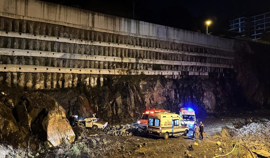 Rize'de bariyere çarpıp boşluğa düşen kamyonetin sürücüsü öldü