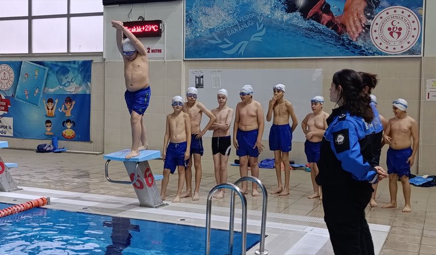 Amasya'da polis ekipleri çocuklara yüzme öğretiyor