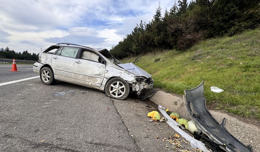 Anadolu Otoyolu'nun Düzce geçişinde beton su kanalına çarpan otomobildeki 2 kişi yaralandı