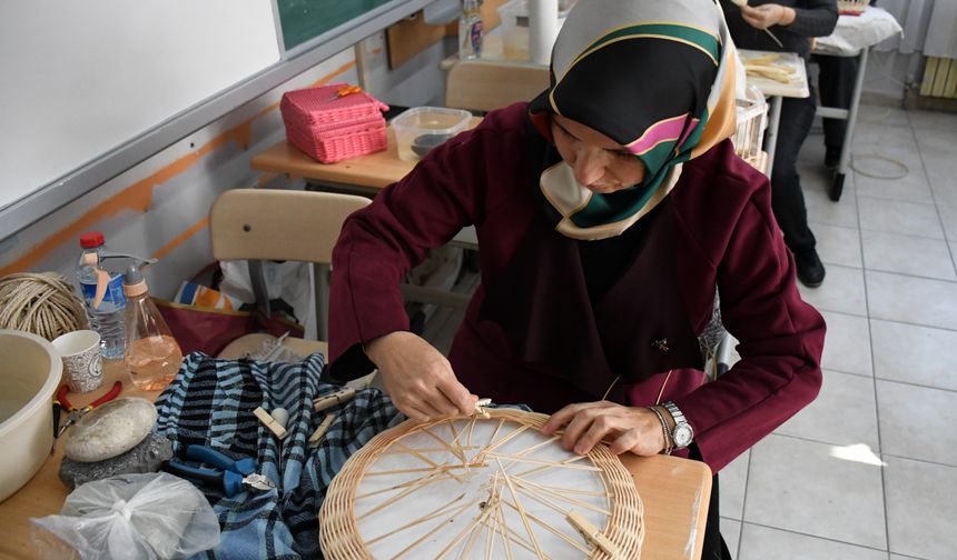Anneannesinden öğrendiği hasır dokuma sanatını geleceğe aktarıyor