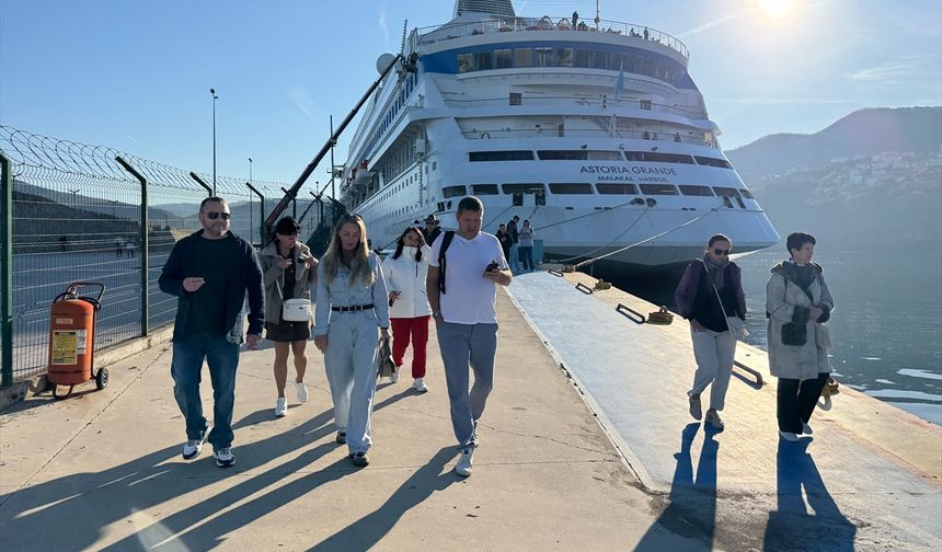 'Astoria Grande' kruvaziyeri Rusya'dan 621 yolcusuyla Amasra'ya geldi