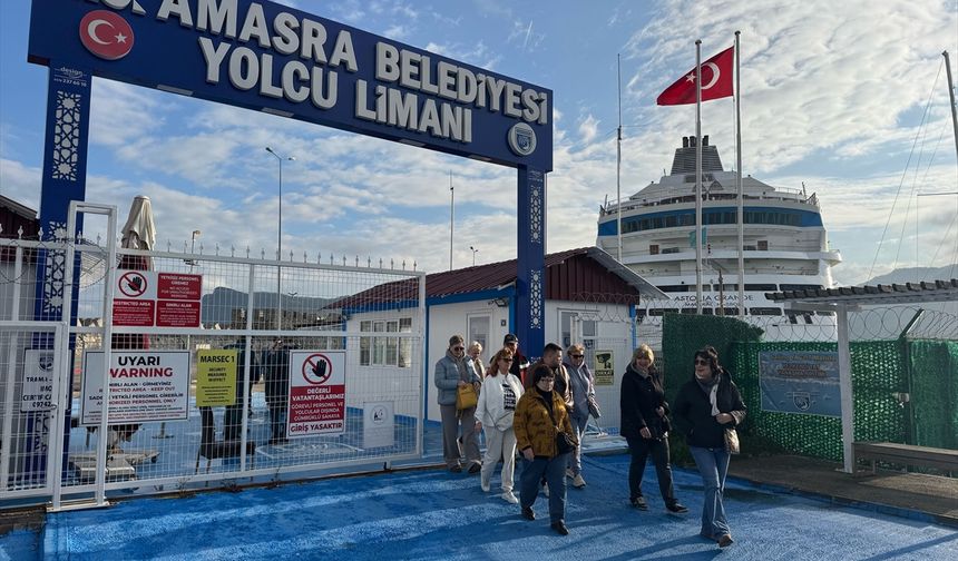 'Astoria Grande' kruvaziyeri, yılın son seferinde Rusya'dan 611 yolcusuyla Amasra'ya geldi