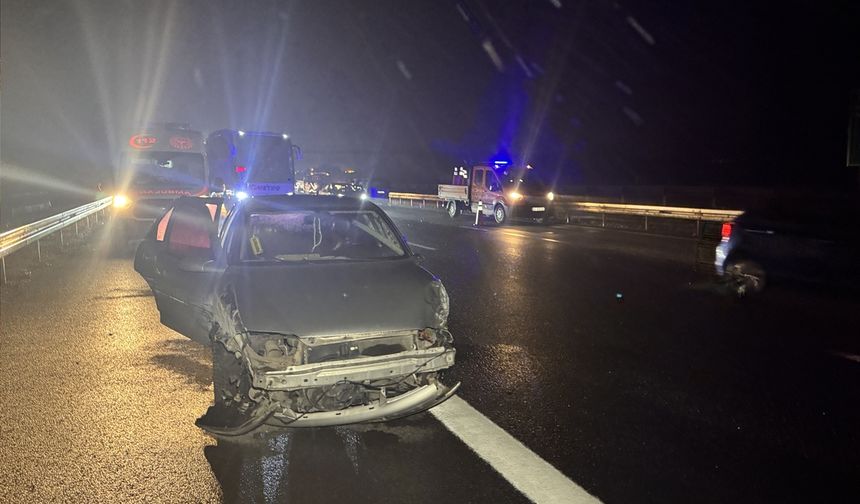 Bolu'da otomobil ile hafif ticari aracın çarpıştığı kazada 9 kişi yaralandı