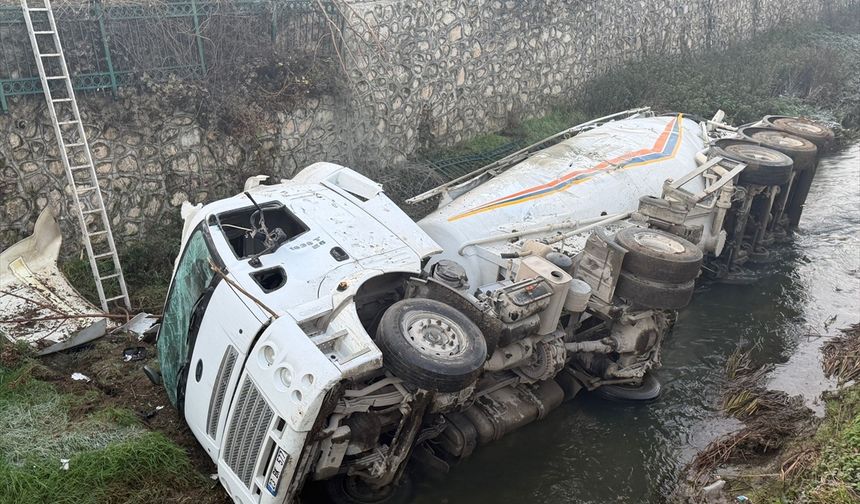 Düzce'de dereye devrilen çimento yüklü silobasın sürücüsü yaralandı