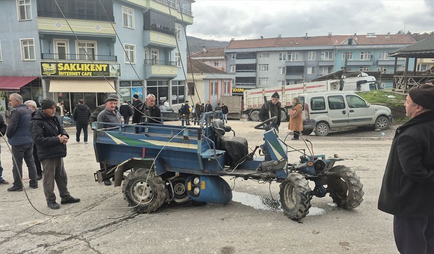 Düzce'de park halindeyken freni boşalan tır, 4 araç ile marketin duvarına çarptı