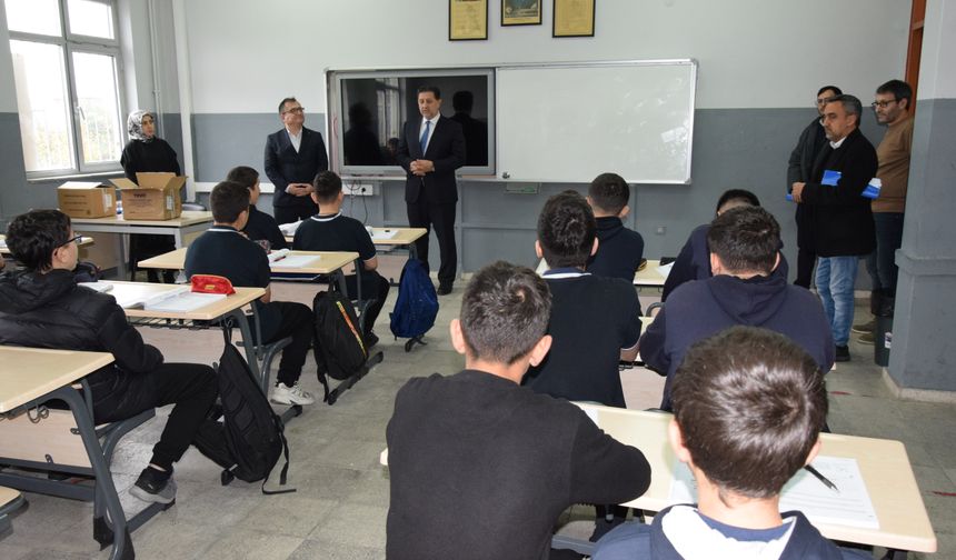 Espiye'de lise öğrencilerin Kur'an-ı Kerim hediye edildi