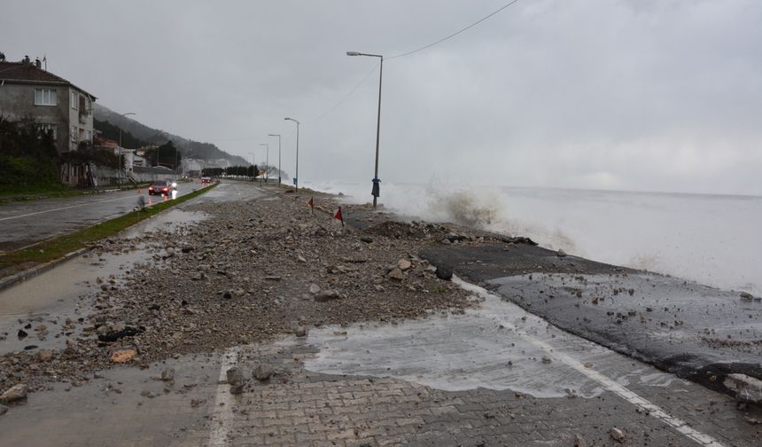 Fırtına nedeniyle Karadeniz'de oluşan dalgalar Kastamonu'da sahil şeridine zarar verdi