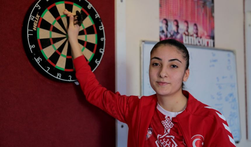 Hayali okçu olmaktı 15 yaşında dartta dünya şampiyonluğuna ulaştı