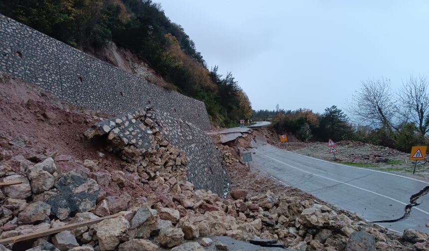 Kastamonu'da heyelan ve kar yağışı nedeniyle bazı ilçelerde ulaşımda aksaklık yaşanıyor