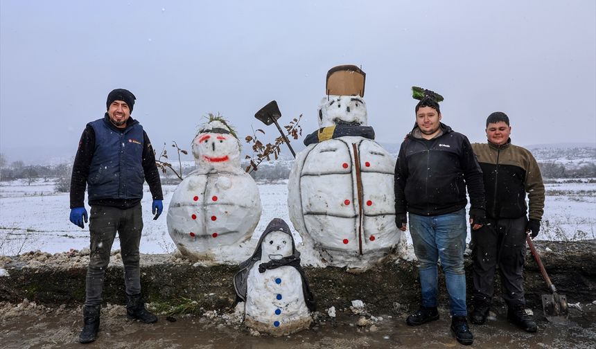 Kastamonu'da sanayi esnafı yaptıkları kardan adamın gövdesini iş makinesiyle taşıdı