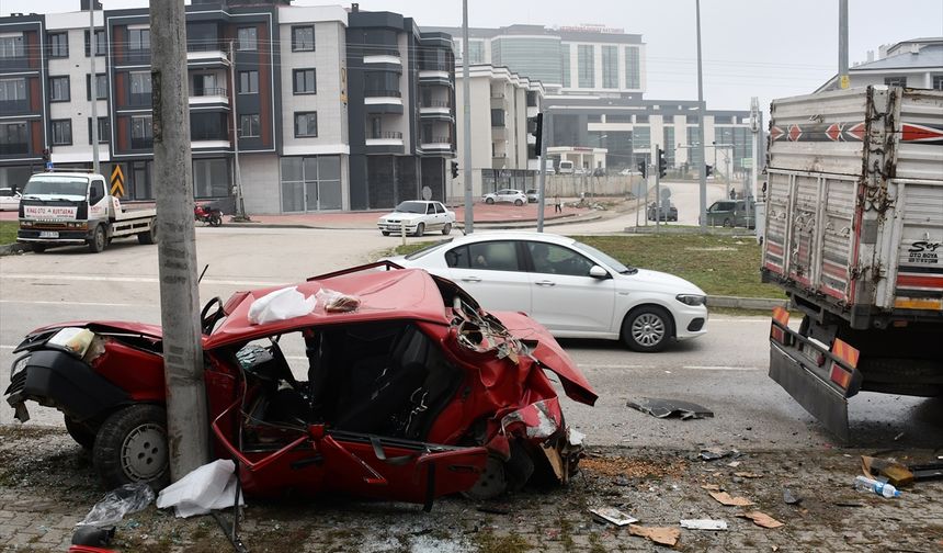 Samsun'da kamyon ile otomobilin çarpıştığı kazada 4 kişi yaralandı