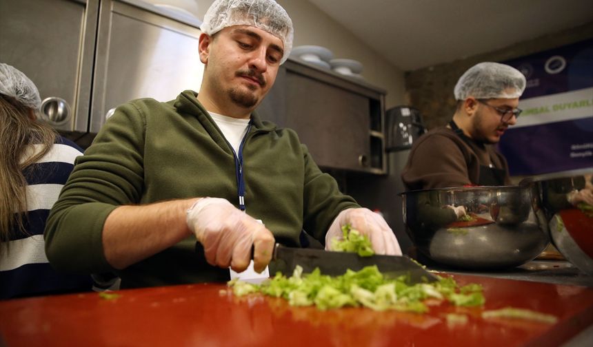 Üniversite öğrencileri YEDAM danışanları için yemek yaptı