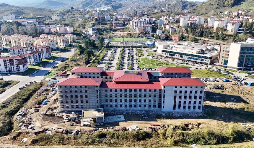 Vali Serdengeçti ile Rektör Prof. Dr. Can, yapımı devam eden morfoloji binasını inceledi