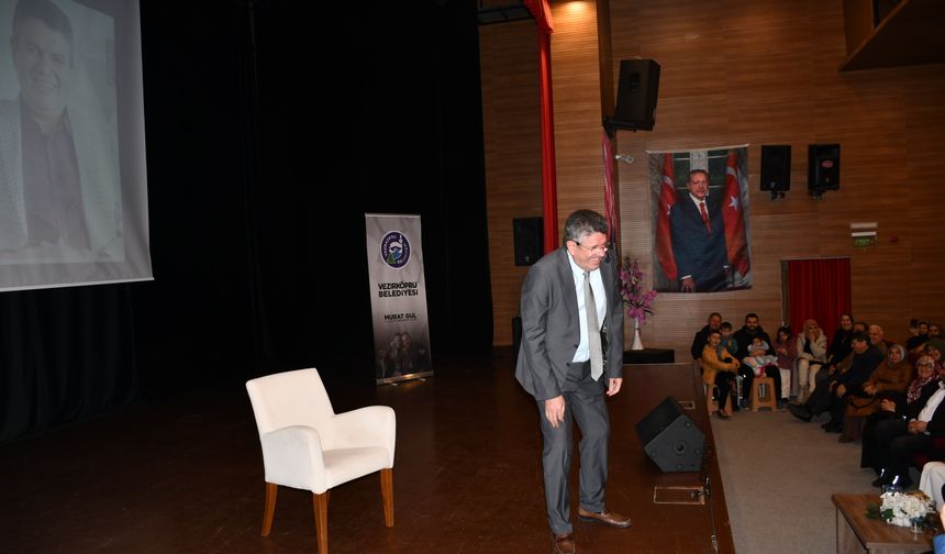 Yazar Alişan Kapaklıkaya Vezirköprü'de konferans verdi