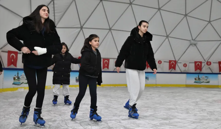 Ankara Keçiören'de sömestir eğlencesi gerçek buz pistinde