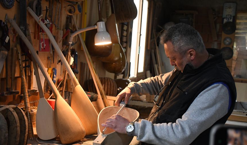Ata yadigarı atölyede ürettiği el yapımı bağlamalarla 'Anadolu'nun sesi'ni geleceğe taşıyor