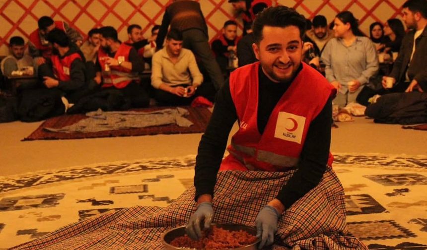 Genç Kızılay Genel Başkanı İlhan Çorum'da gönüllülerle buluştu