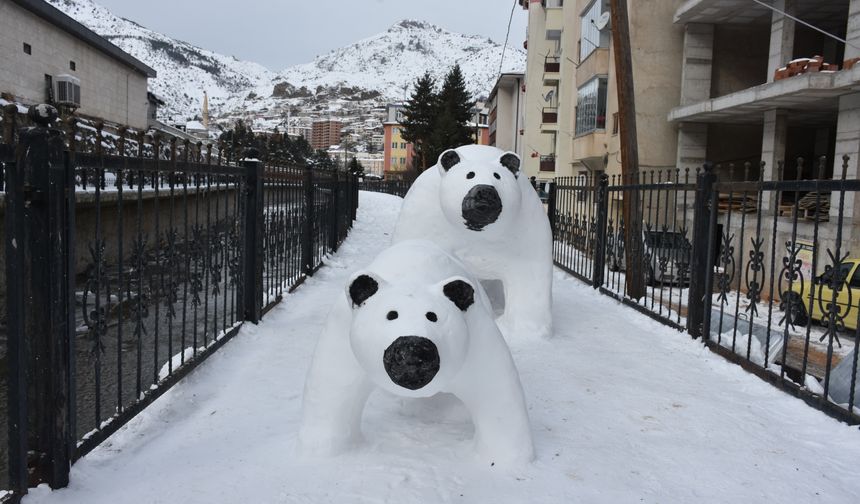 Gümüşhane'de tır şoförünün kardan yaptığı anne ve yavru ayı figürleri ilgi gördü