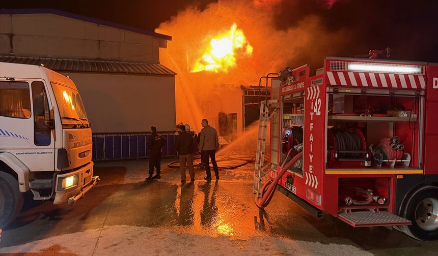 GÜNCELLEME - Düzce'de strafor fabrikasında çıkan yangına müdahale ediliyor