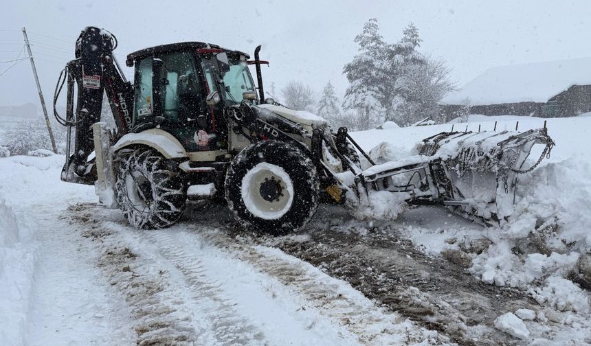 Karabük'te kar nedeniyle kapalı olan 102 köy yolunun 23'ü açıldı