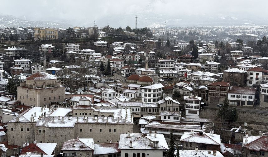 Safranbolu'nun tarihi yapıları beyaza büründü