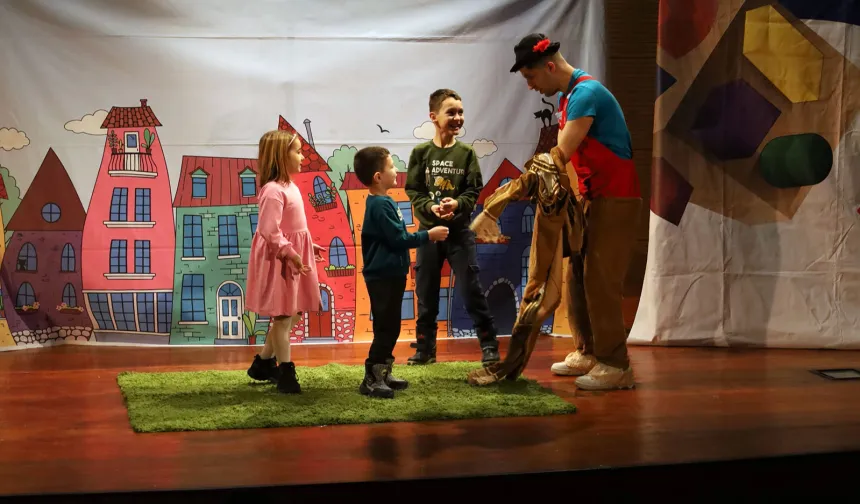 Sakarya'da bin 500 çocuğu tiyatroyla buluştu