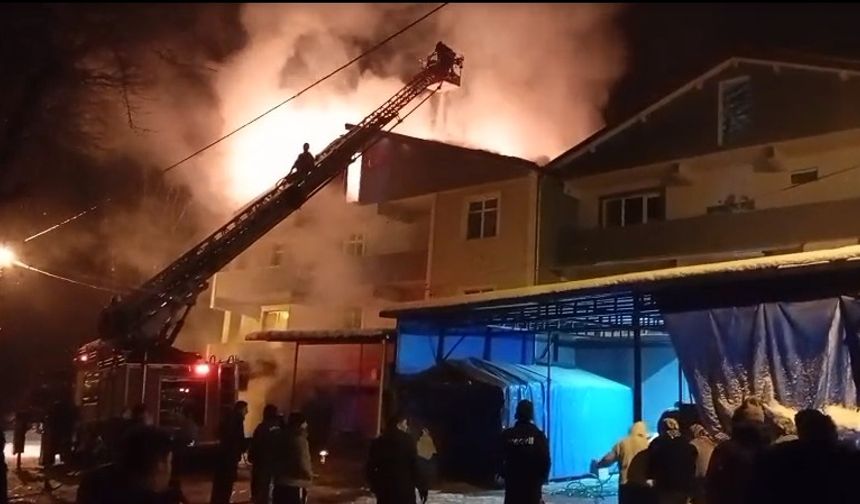 YANGIN, ÇATI KATI ZARAR GÖRDÜ