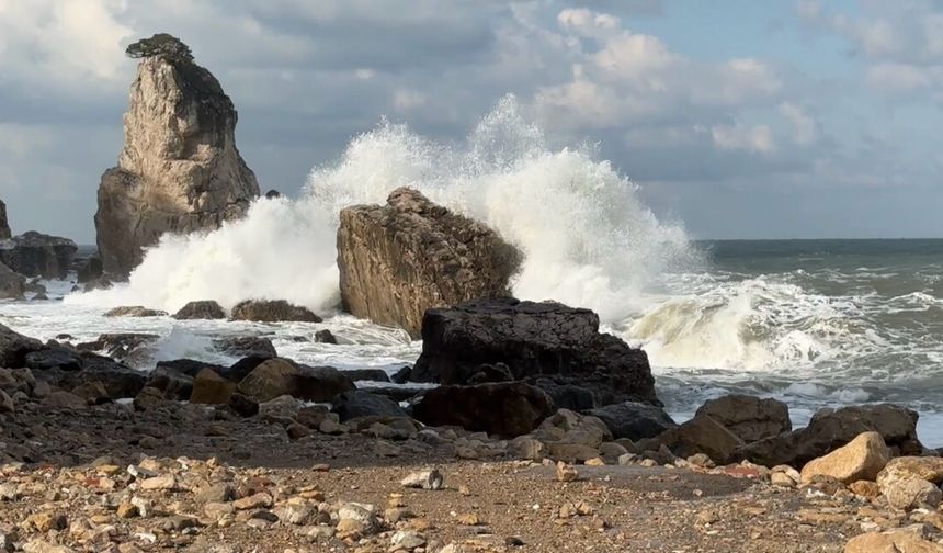 Bartın'da şiddetli rüzgar dev dalgalar oluşturdu