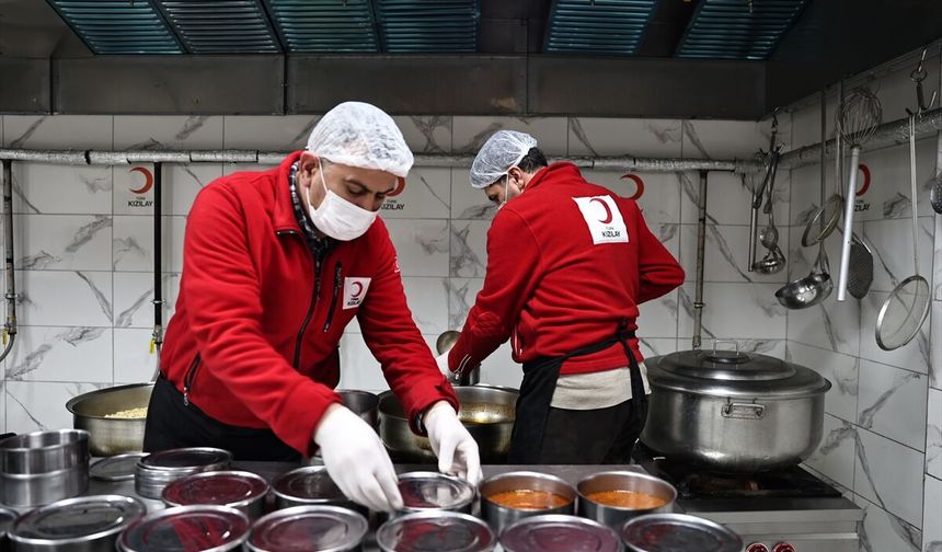 Depremzede aşçı Bayburt'ta Kızılaya gönüllü destek sunuyor