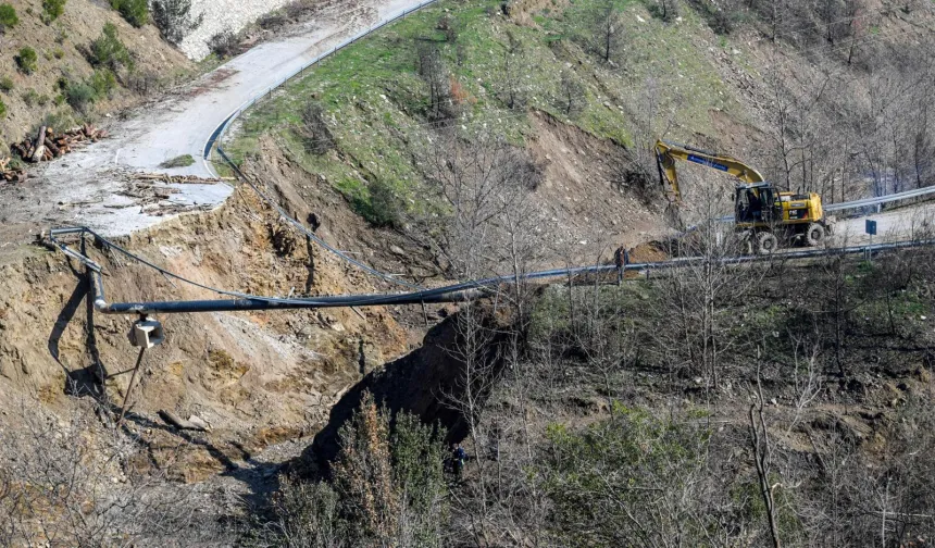 İzmir Ödemiş'te çöken yolda çalışmalar başladı