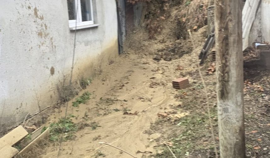 Mudurnu'da heyelan nedeniyle 3 ev tedbir amaçlı boşaltıldı