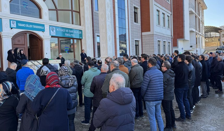 Rize'de 10. kattaki balkondan düşen akademisyenin cenazesi toprağa verildi